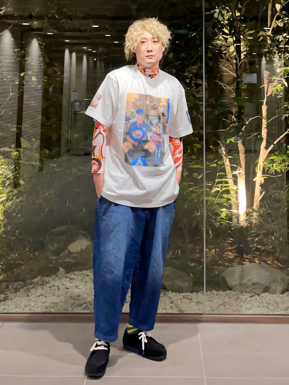 グレー系のテーラードジャケット、オレンジ系のトップス、ホワイト系のTシャツ/カットソーを着用したメンズの冬コーディネートの3枚目の写真