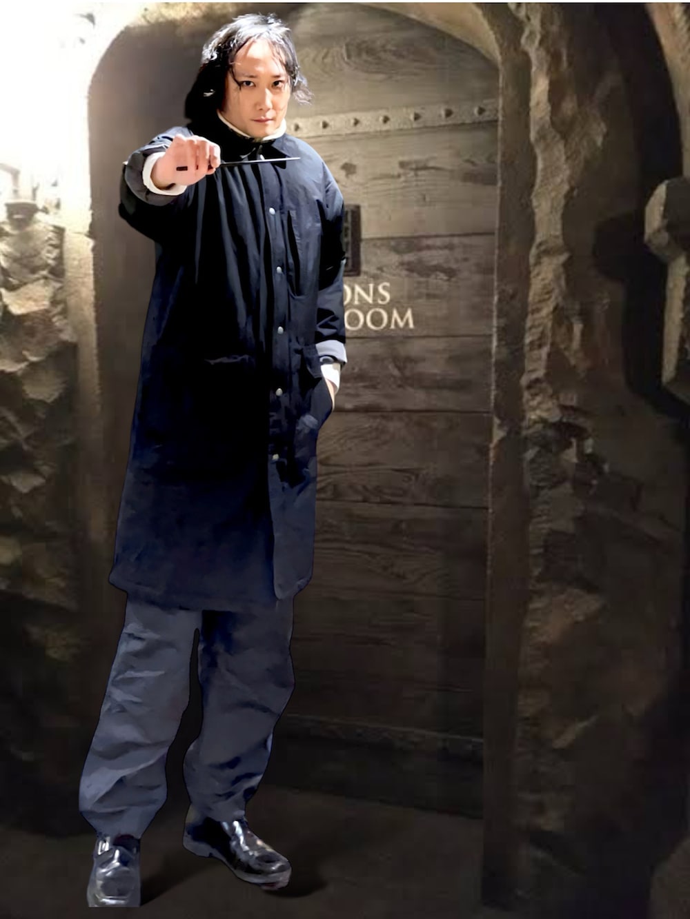 ブラック系のその他アウター、グレー系のパンツ、ホワイト系のシャツ/ブラウスを着用したメンズの冬コーディネートの4枚目の写真