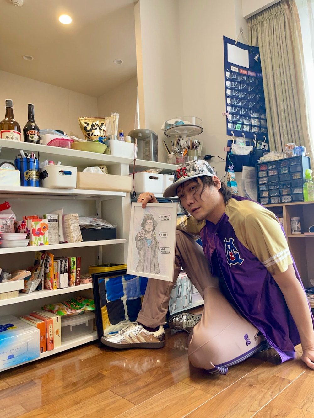 パープル系のシャツ/ブラウス、その他のその他パンツ、シルバー系のスニーカーを着用したメンズの冬コーディネートの4枚目の写真