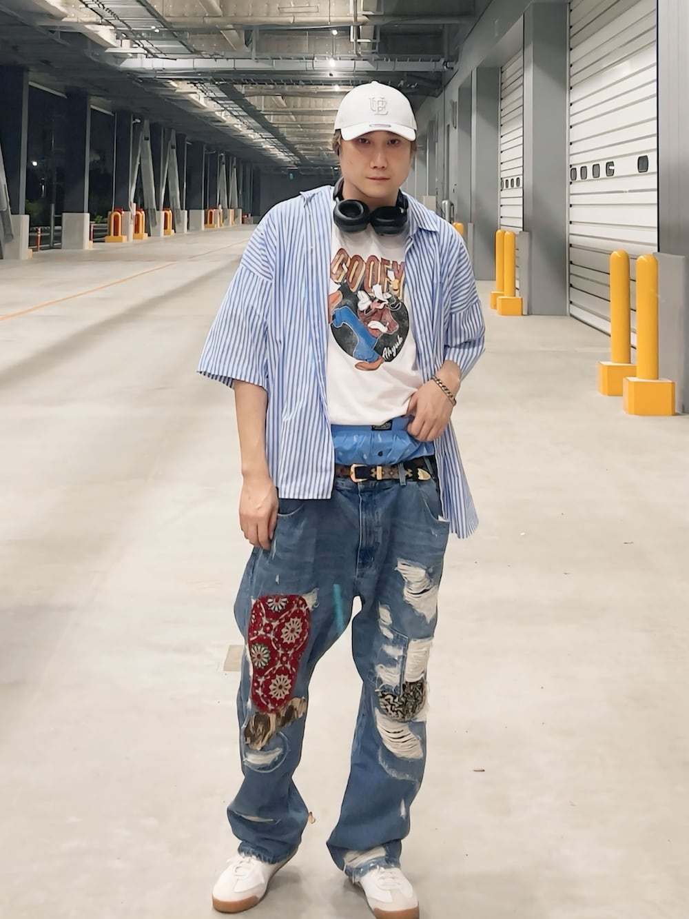 ホワイト系のTシャツ/カットソー、その他のシャツ/ブラウス、ブルー系のデニムパンツを着用したメンズの夏コーディネートの5枚目の写真