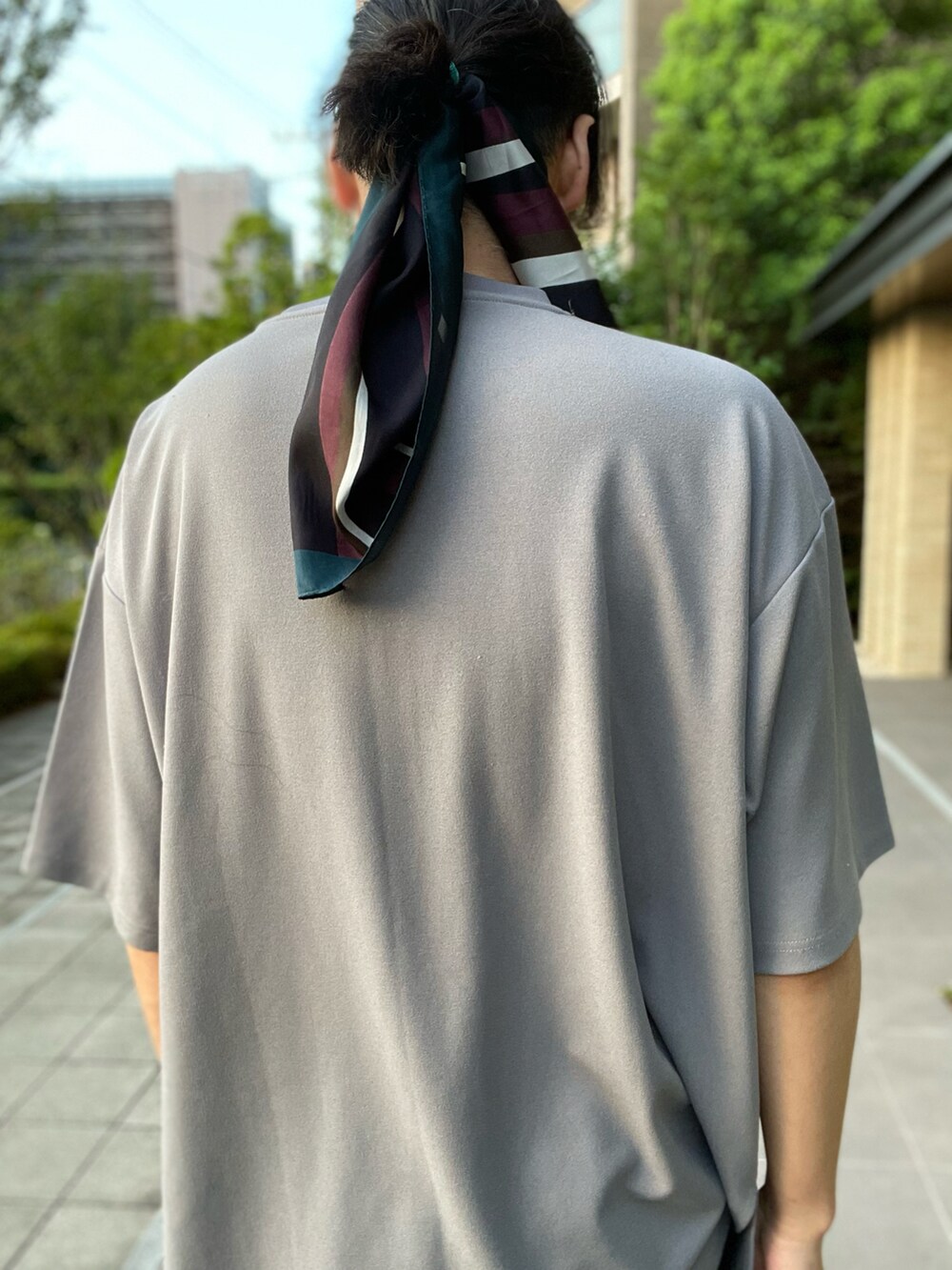 イエロー系のバッグ、ブラック系のパンツ、ベージュ系のその他シューズを着用したメンズの夏コーディネートの4枚目の写真