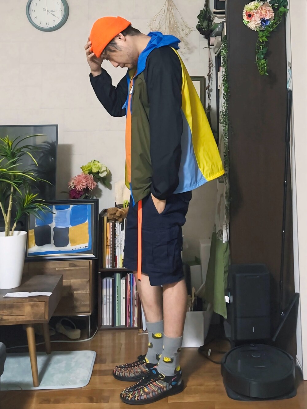 オレンジ系のTシャツ/カットソー、その他のナイロンジャケット、ブルー系のその他パンツを着用したメンズの春コーディネートの2枚目の写真