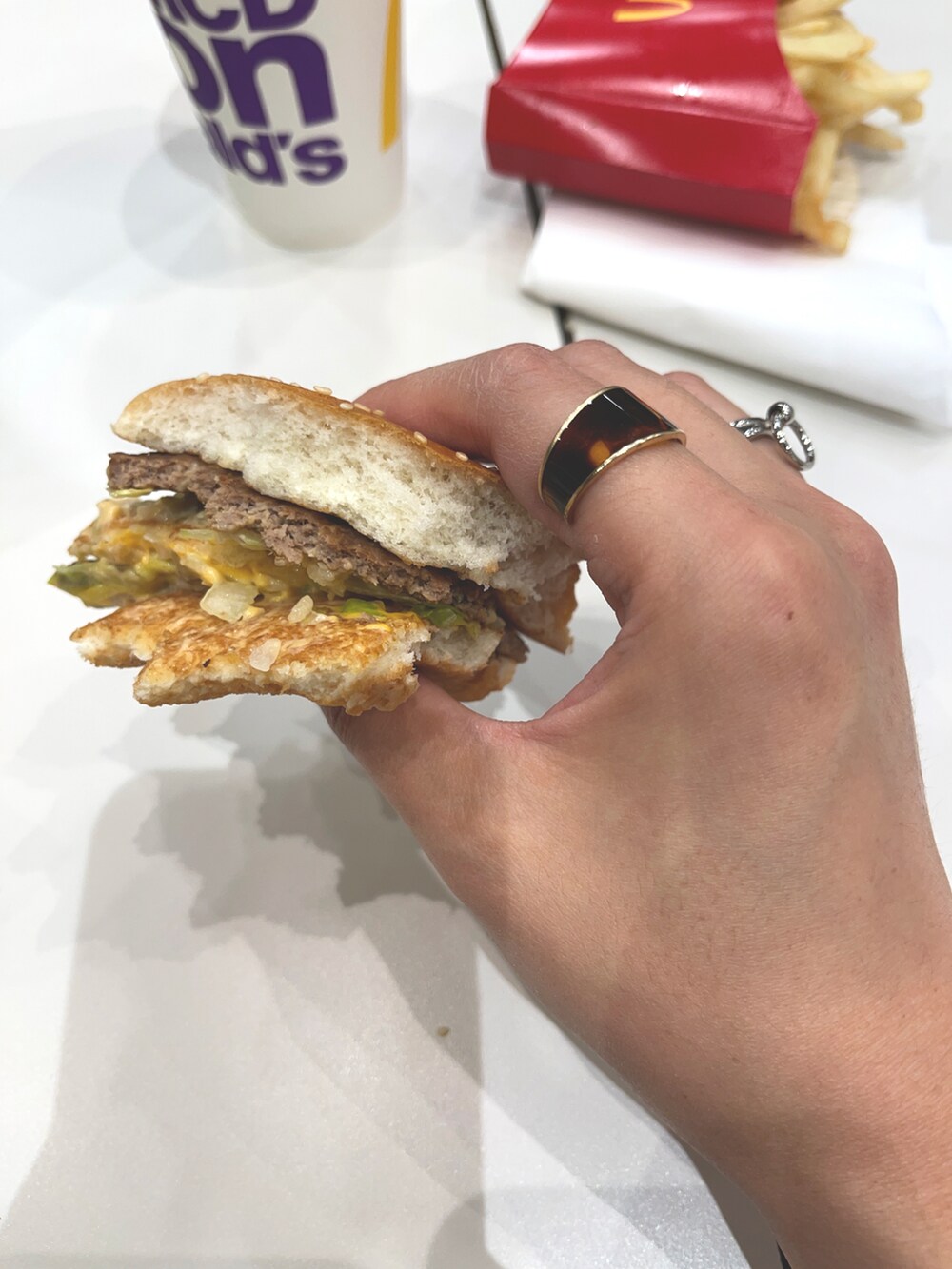 ベージュ系のトレンチコート、ブルー系のデニムパンツ、ブラック系のその他シューズを着用したメンズの秋コーディネートの4枚目の写真