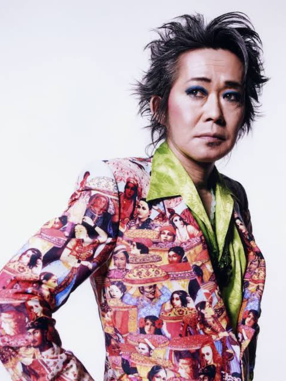 ベージュ系のTシャツ/カットソー、ベージュ系のTシャツ/カットソー、ブルー系のモッズコートを着用したメンズの冬コーディネートの4枚目の写真