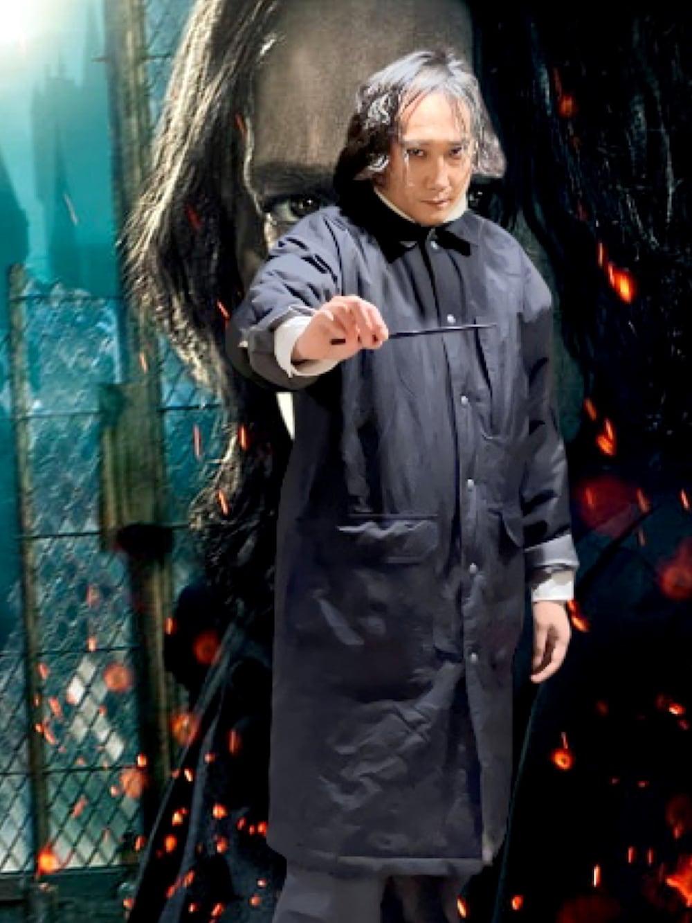 ブラック系のその他アウター、グレー系のパンツ、ホワイト系のシャツ/ブラウスを着用したメンズの冬コーディネートの5枚目の写真