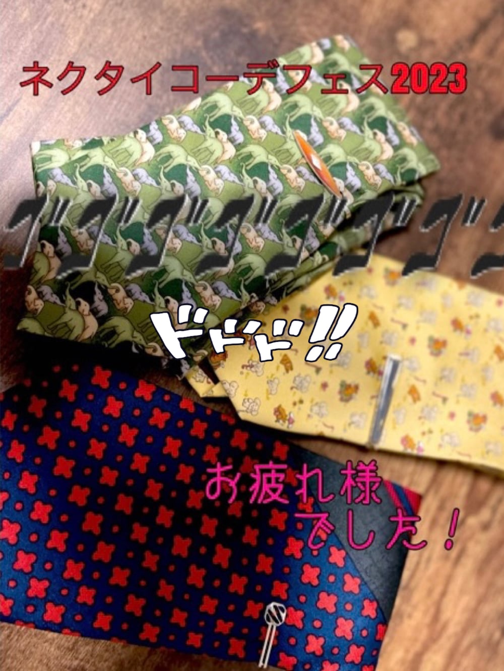 グリーン系のマウンテンパーカー、グリーン系のニット/セーター、ブラック系のショルダーバッグを着用したメンズの春コーディネートの4枚目の写真