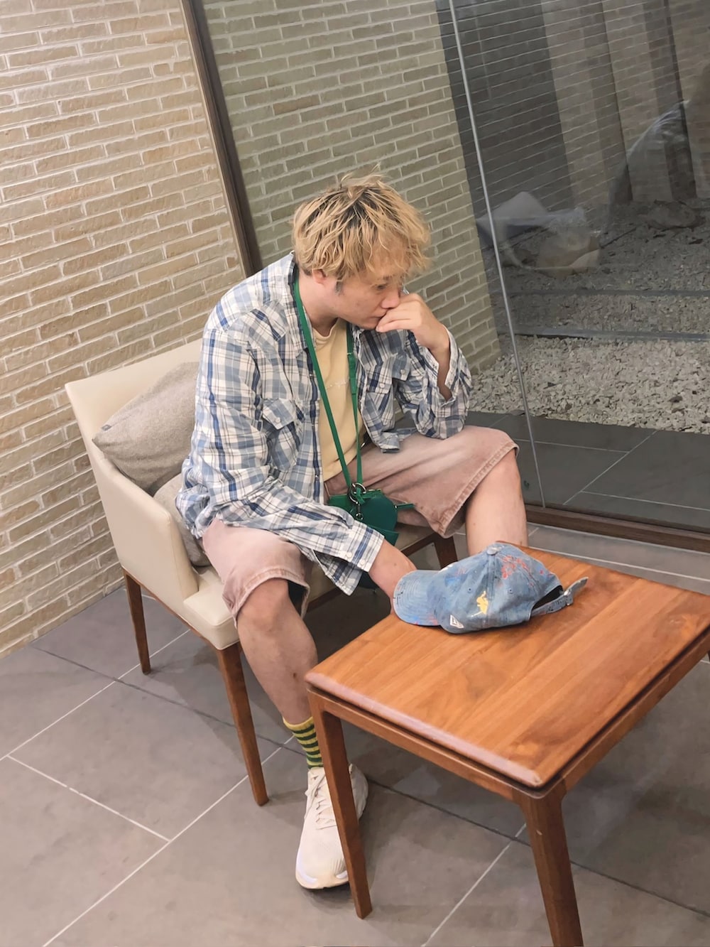 ブルー系のシャツ/ブラウス、ピンク系のデニムパンツ、ベージュ系のTシャツ/カットソーを着用したメンズの秋コーディネートの3枚目の写真