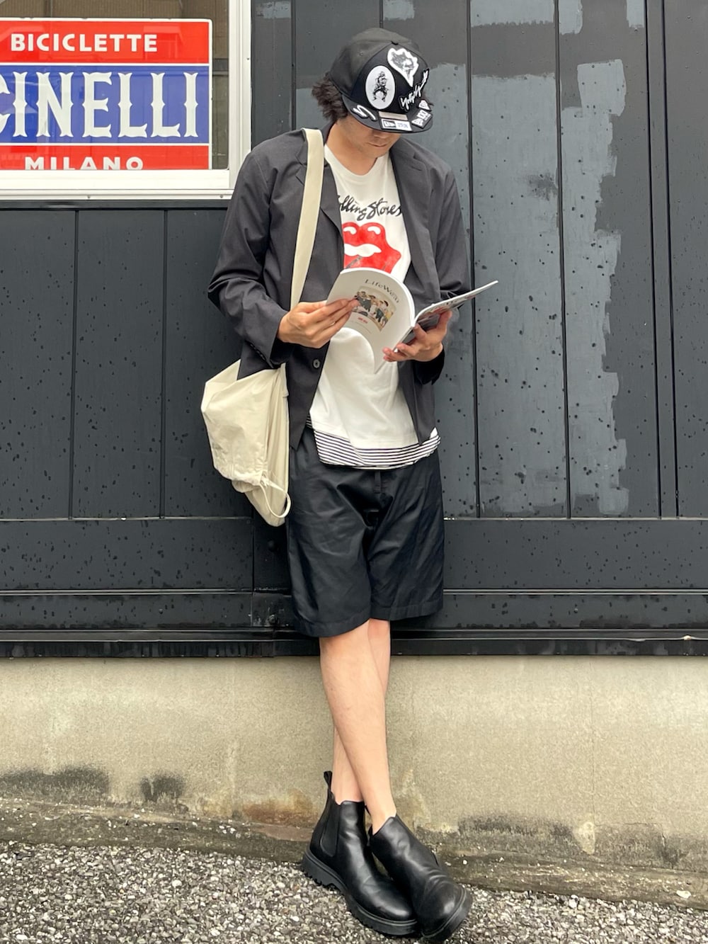 グレー系のセットアップ、ホワイト系のTシャツ/カットソー、ホワイト系のショルダーバッグを着用したメンズの夏コーディネートの2枚目の写真