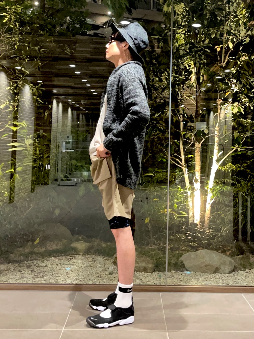 グレー系のスウェット、ブラック系のカーディガン/ボレロ、ベージュ系のその他パンツを着用したメンズの春コーディネートの2枚目の写真