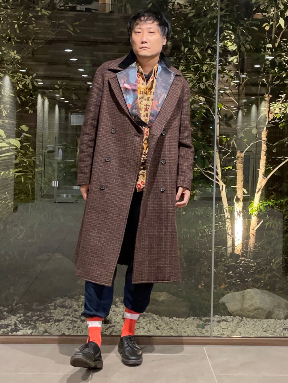 ブラウン系のチェスターコート、ベージュ系のシャツ/ブラウス、ブラック系のその他シューズを着用したメンズの冬コーディネートの2枚目の写真