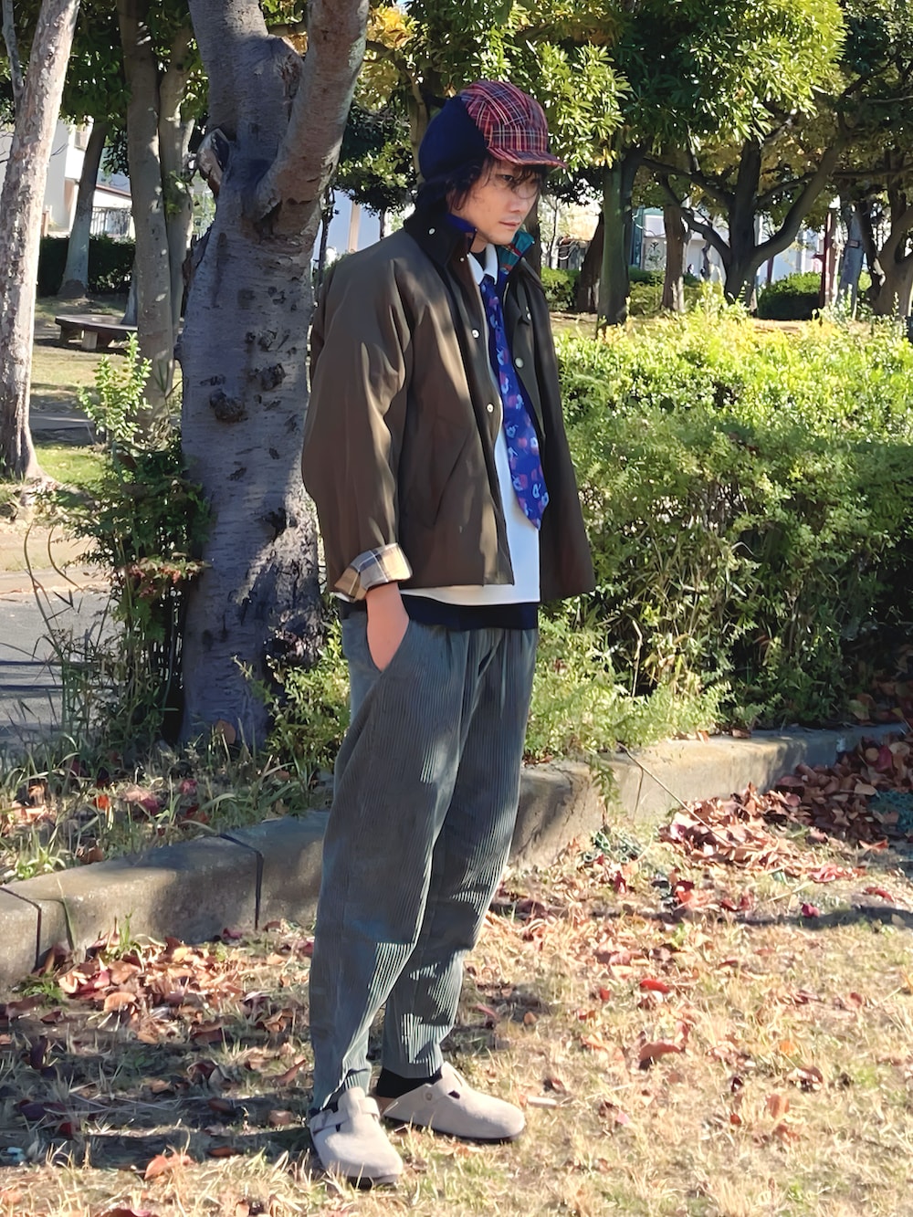 ブラック系のTシャツ/カットソー、ホワイト系のポロシャツ、その他のブルゾンを着用したメンズの冬コーディネートの2枚目の写真