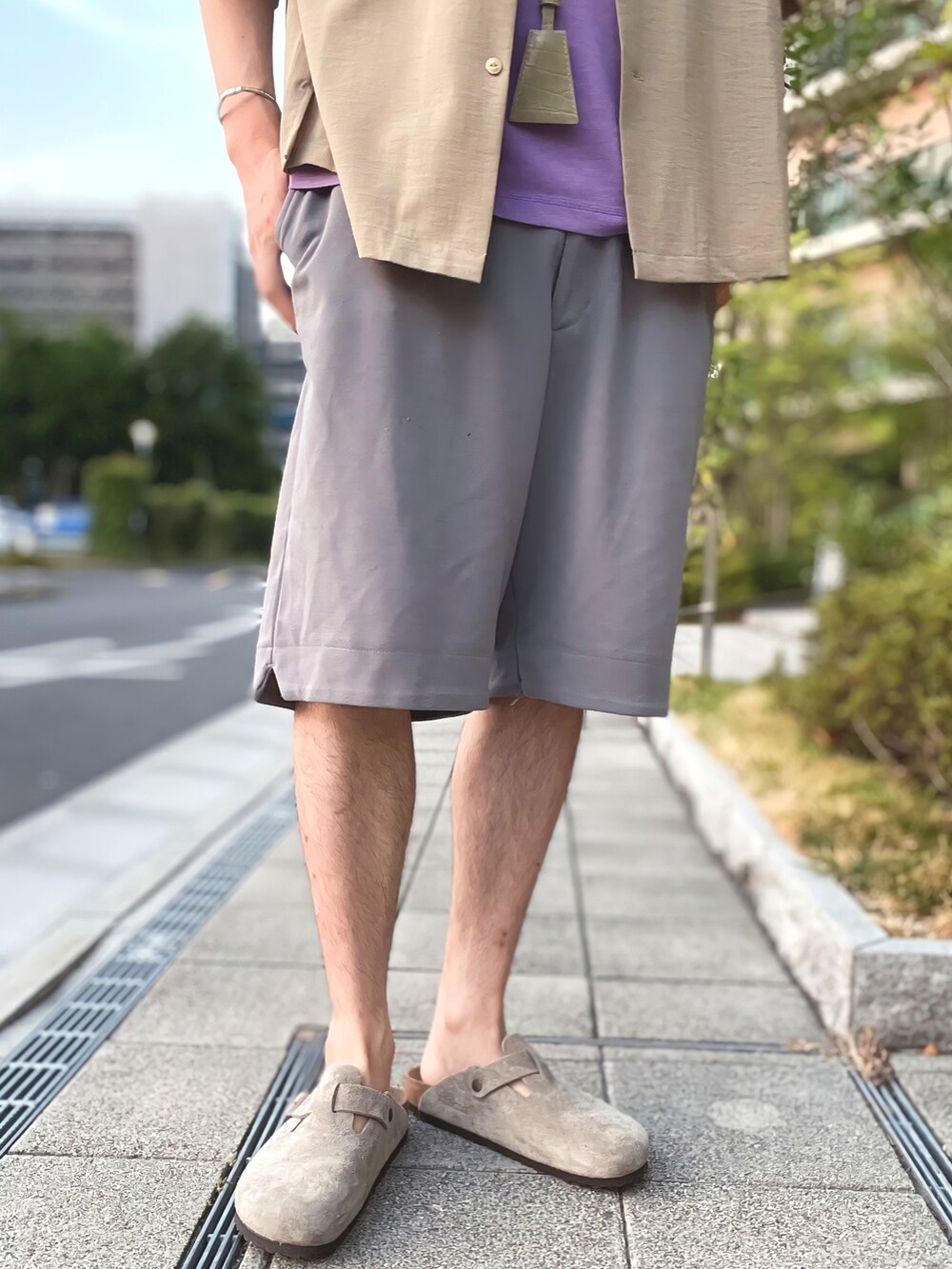 ベージュ系のシャツ/ブラウス、その他のショルダーバッグ、ベージュ系のサンダルを着用したメンズの夏コーディネートの4枚目の写真