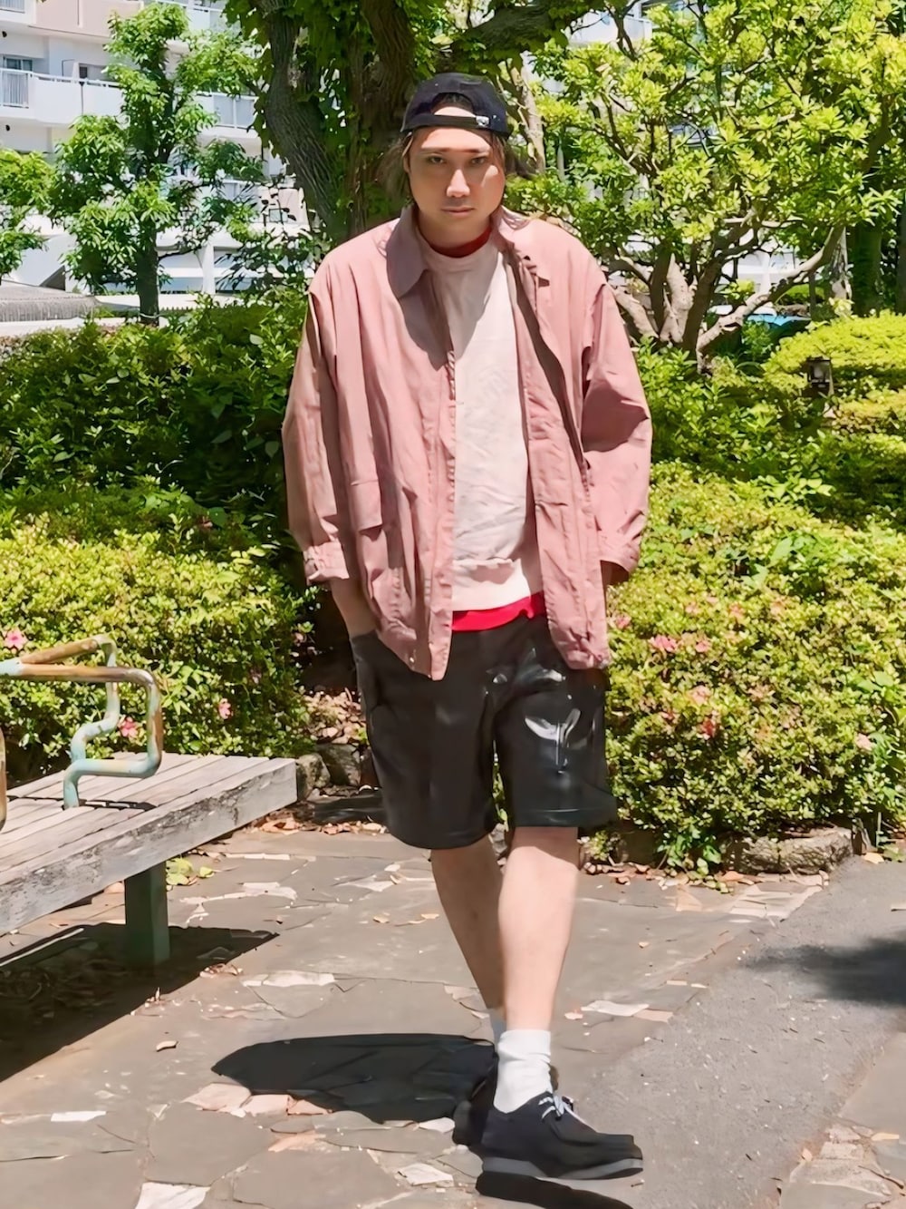ピンク系のTシャツ/カットソー、ブラック系のその他パンツ、ピンク系のジャケット/アウターを着用したメンズの夏コーディネートの2枚目の写真