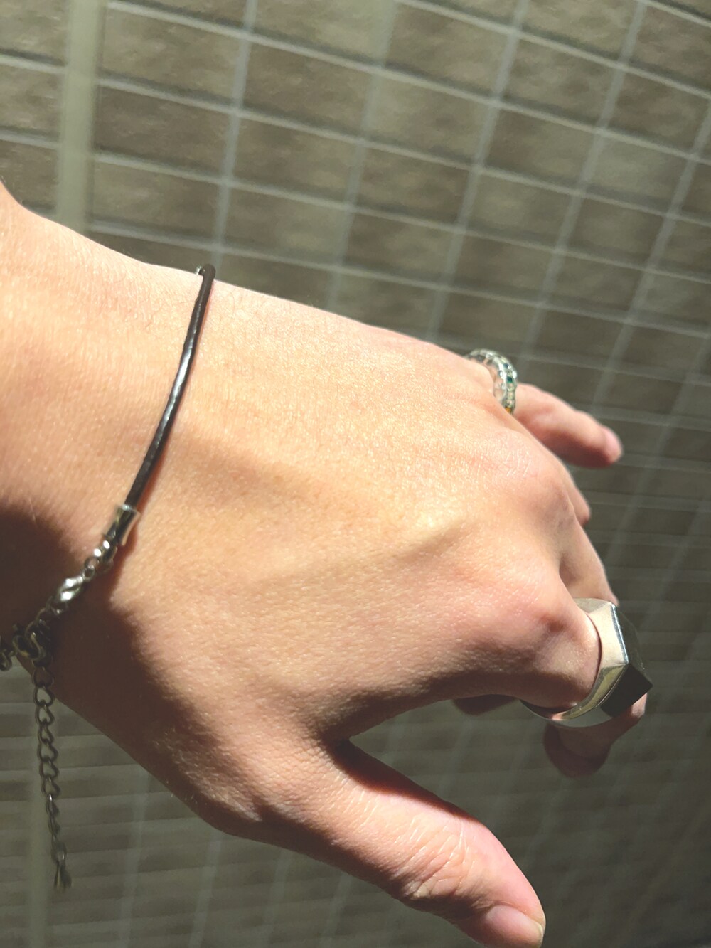 パープル系のネクタイ、ブルー系のシャツ/ブラウス、ベージュ系のスラックスを着用したメンズの冬コーディネートの5枚目の写真