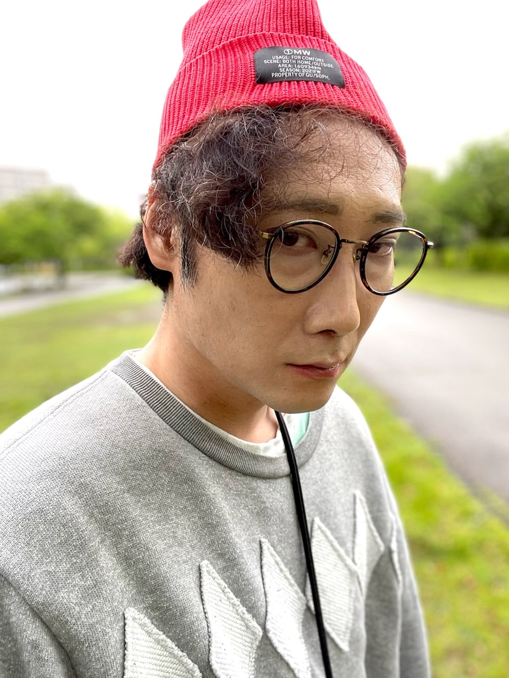 グリーン系のTシャツ/カットソー、グレー系のスウェット、ブラック系のショルダーバッグを着用したメンズの春コーディネートの3枚目の写真