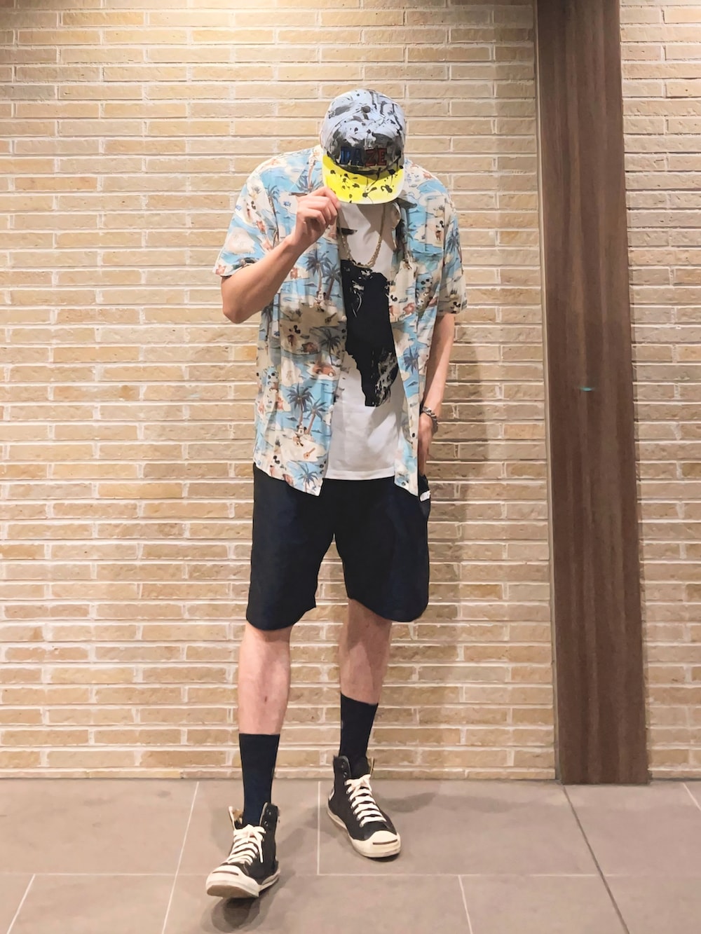 ホワイト系のTシャツ/カットソー、ブルー系のシャツ/ブラウス、ブラック系のその他パンツを着用したメンズの夏コーディネートの3枚目の写真