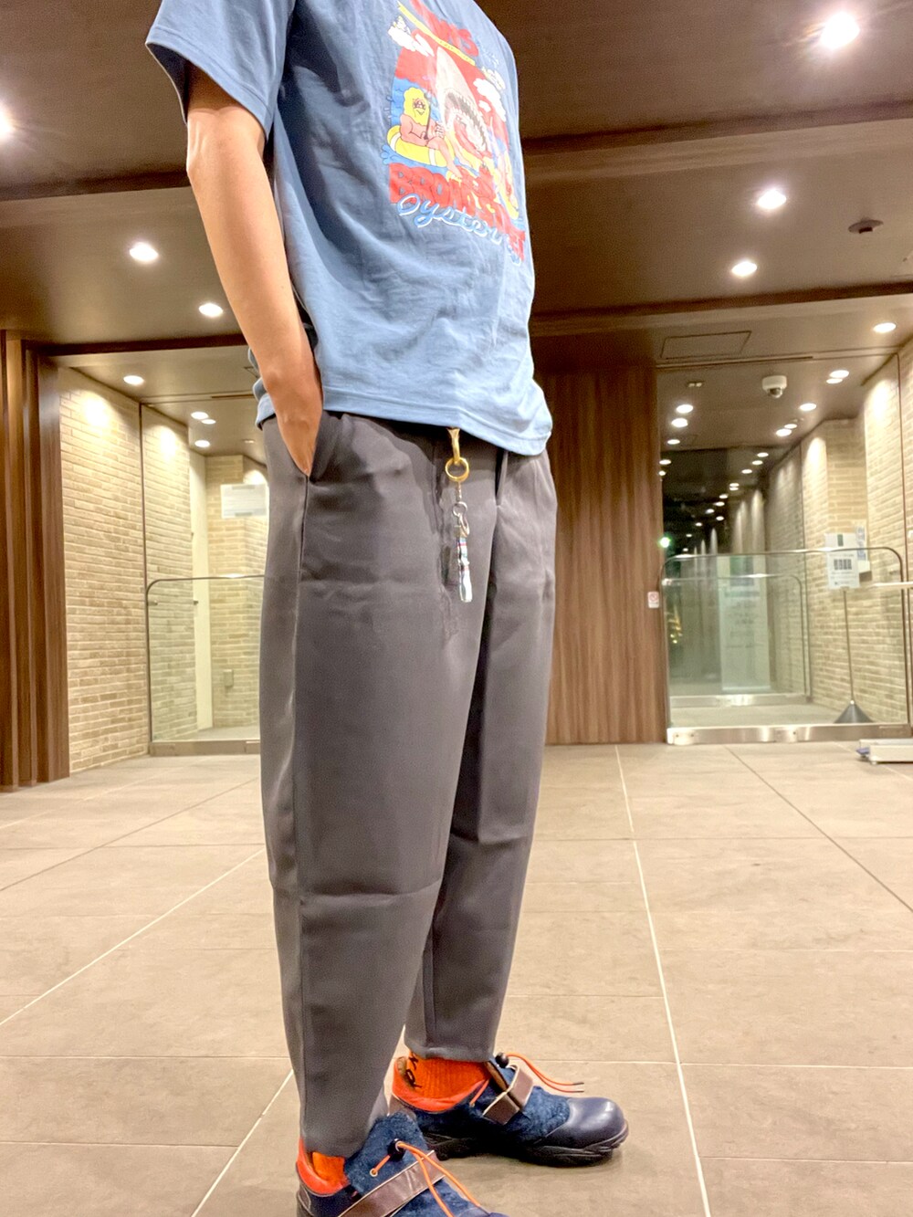 「夏コーデ、スニーカー、ストリートコーデ、UNIQLO、スラックス、バルーンパンツ、プチプラ、サングラス、キャップ、プリントT、ビタミンカラー」｜「epnokのepキャップ（キャップ、オレンジ系）」を使った、まっちゃんさん（メンズ・183cm）の夏コーディネートの4枚目の写真