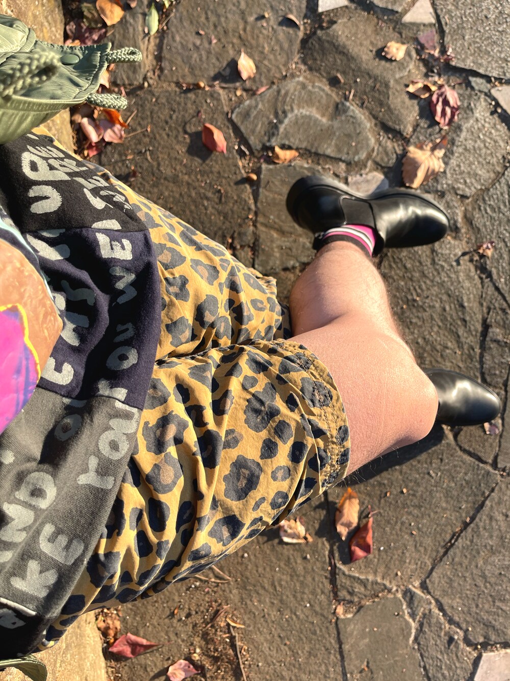 グリーン系のミリタリージャケット、ブラック系のTシャツ/カットソー、ベージュ系のショルダーバッグを着用したメンズの秋コーディネートの3枚目の写真