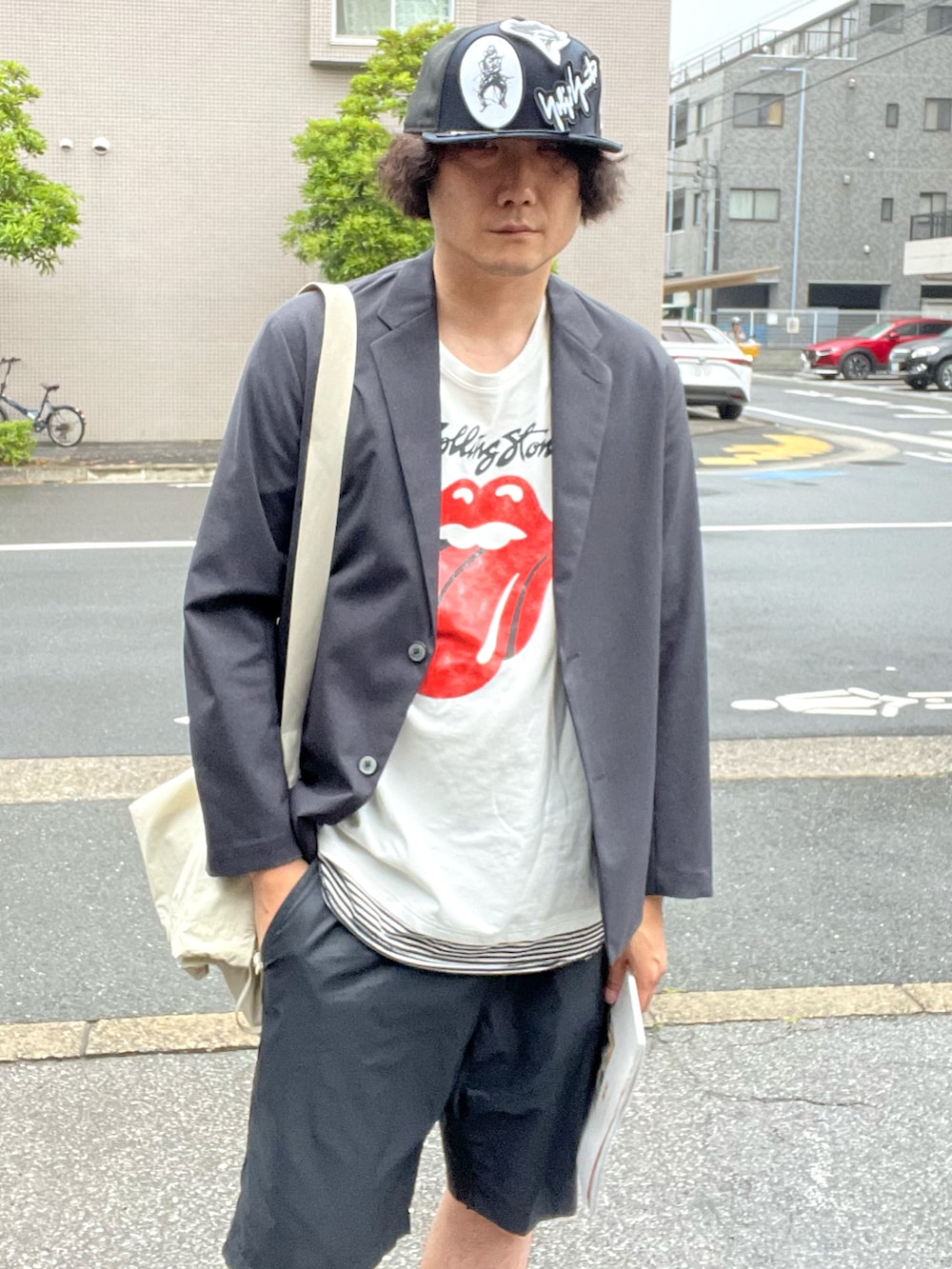 グレー系のセットアップ、ホワイト系のTシャツ/カットソー、ホワイト系のショルダーバッグを着用したメンズの夏コーディネートの3枚目の写真