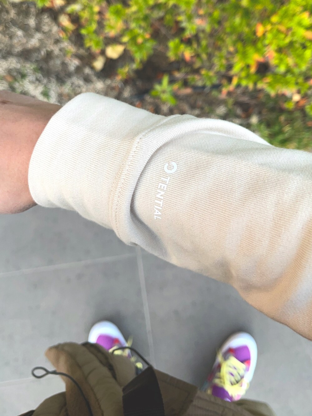 ブラウン系のボディバッグ/ウエストポーチ、ベージュ系のその他パンツ、パープル系のスニーカーを着用したメンズの冬コーディネートの3枚目の写真