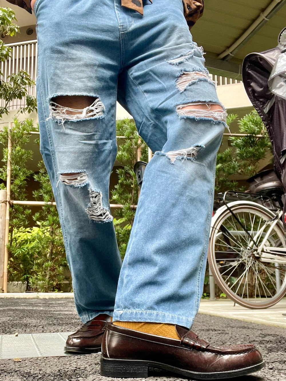 ベージュ系のシャツ/ブラウス、ブルー系のサロペット/オーバーオール、ブラウン系のローファーを着用したメンズの春コーディネートの3枚目の写真