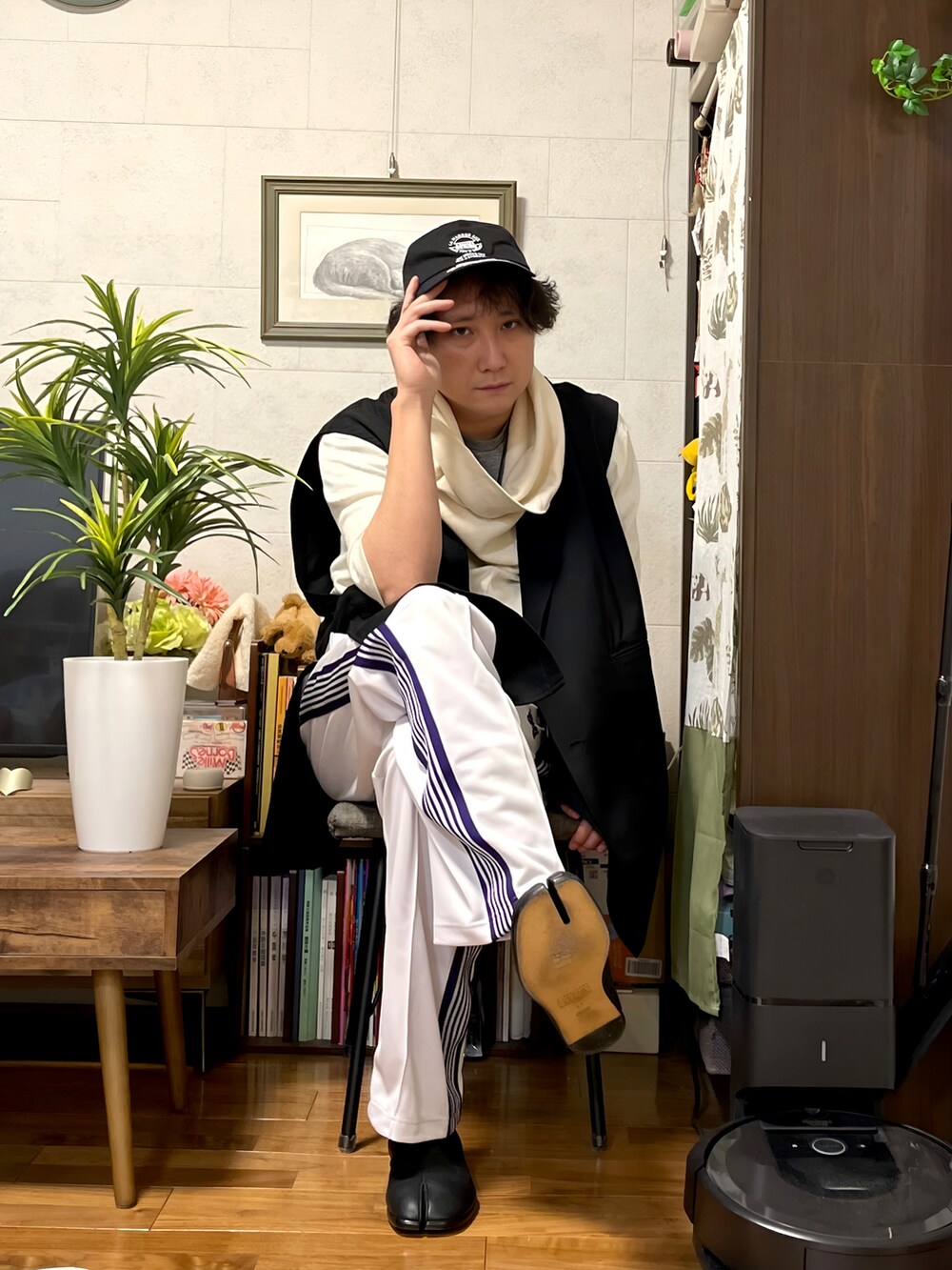 ブラック系のベスト、ホワイト系のTシャツ/カットソー、グレー系のその他パンツを着用したメンズの春コーディネートの2枚目の写真