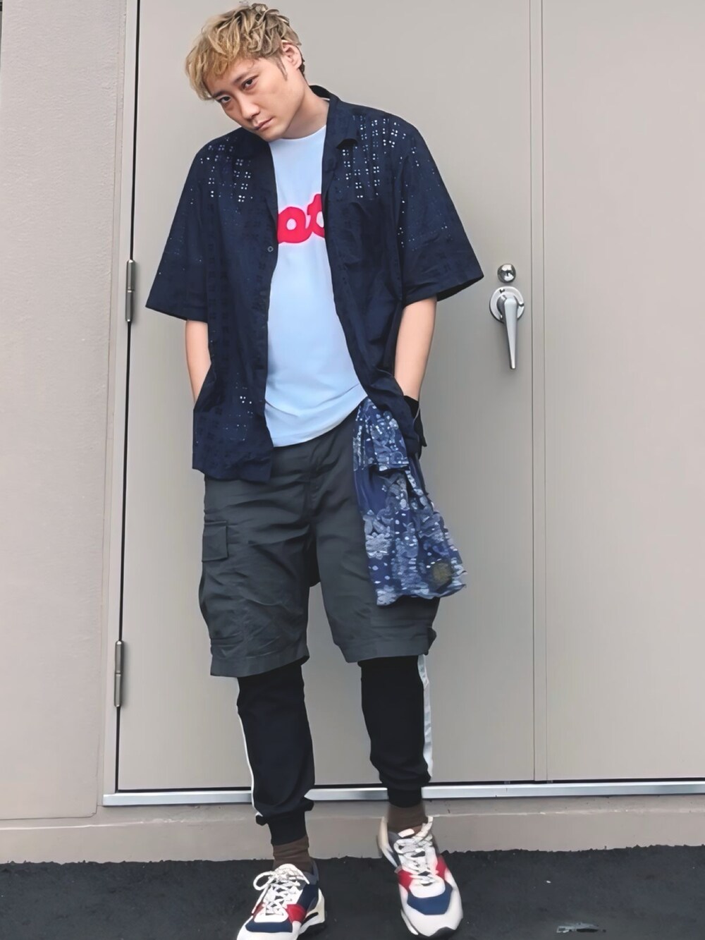 ホワイト系のTシャツ/カットソー、ブルー系のシャツ/ブラウス、ブラック系のカーゴパンツを着用したメンズの秋コーディネートの4枚目の写真