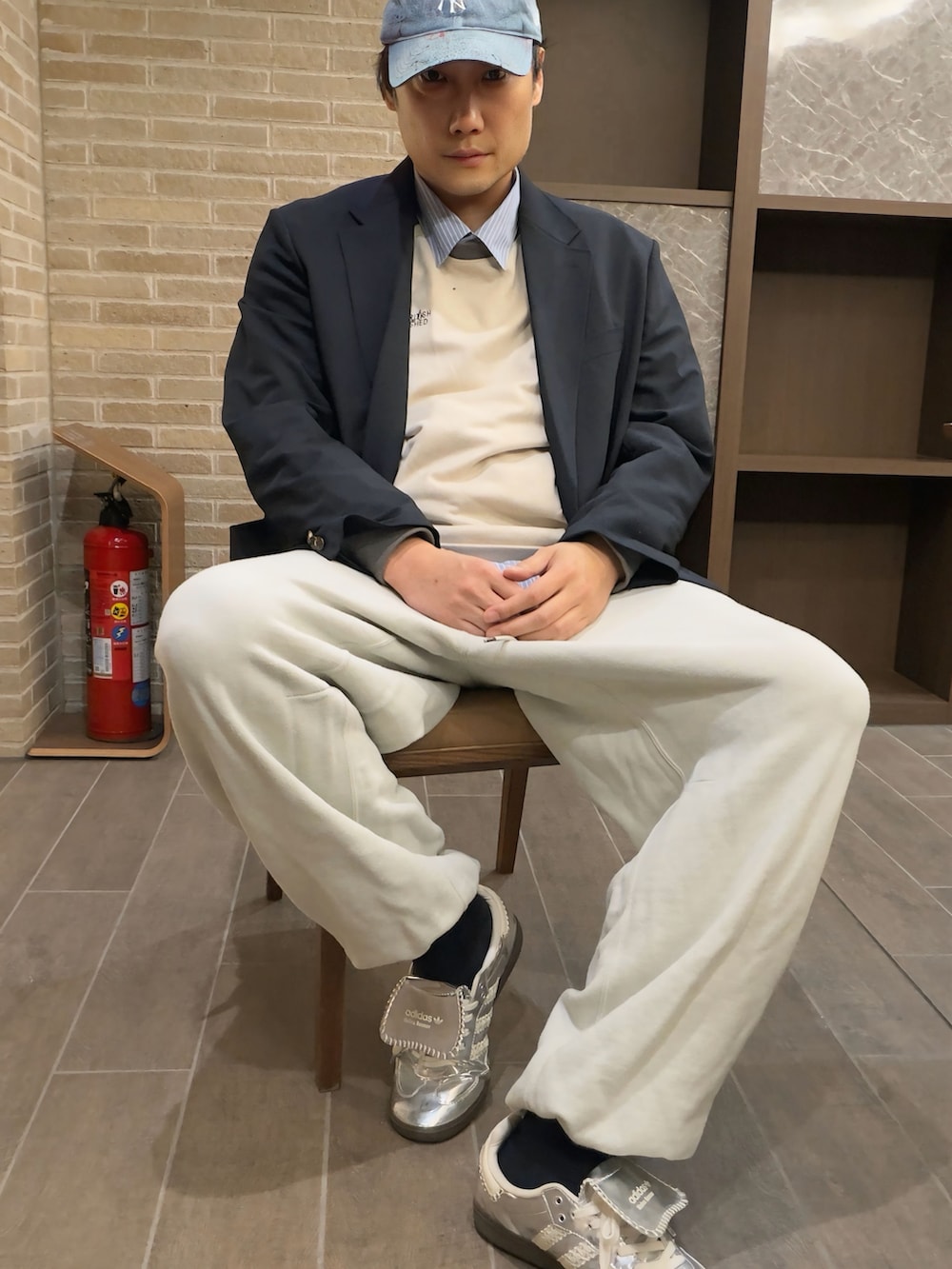 その他のスウェット、ホワイト系のスウェットパンツ、シルバー系のスニーカーを着用したメンズの春コーディネートの5枚目の写真