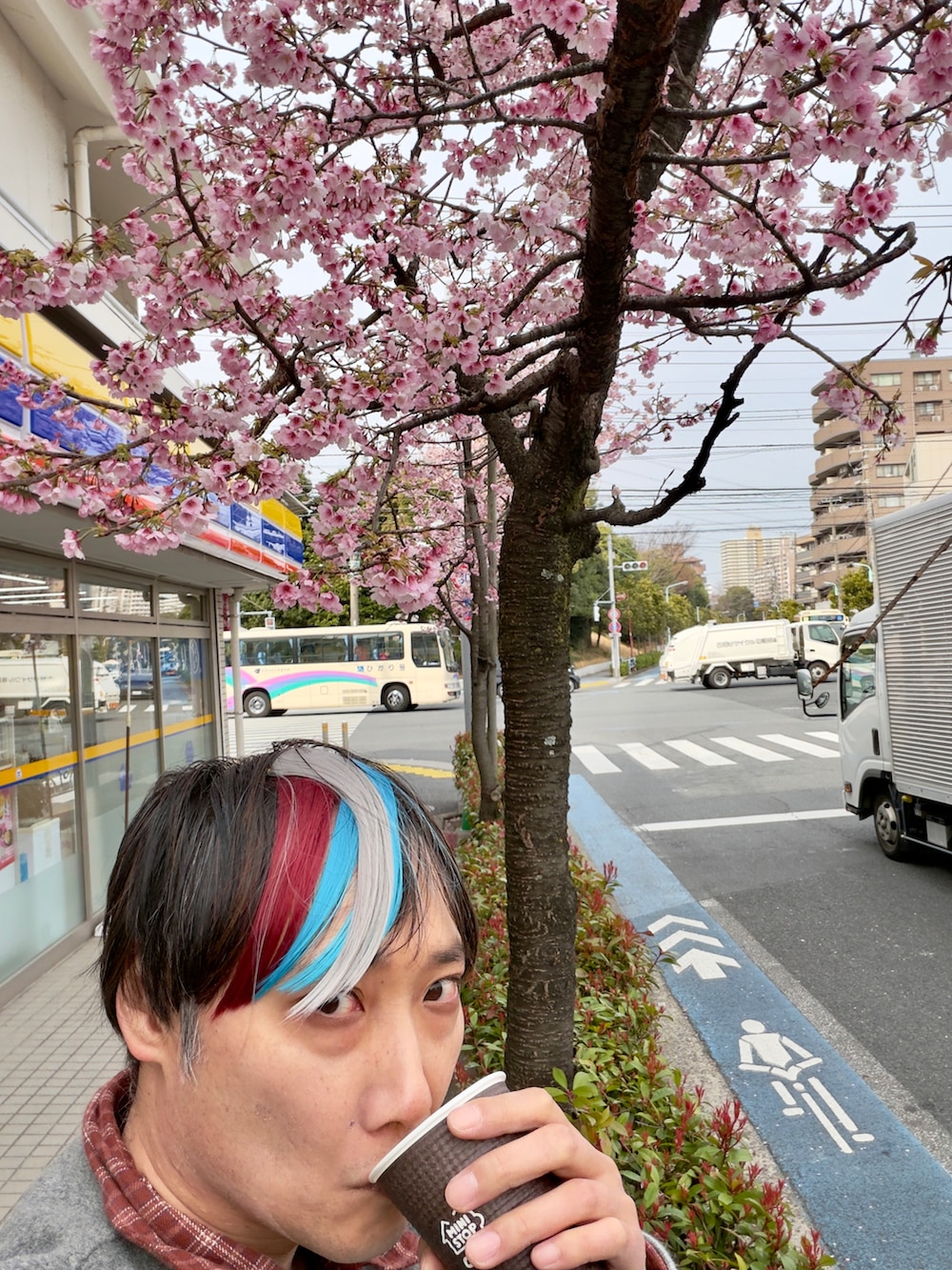 グレー系のスウェット、グレー系のチェスターコート、レッド系のシャツ/ブラウスを着用したメンズの春コーディネートの4枚目の写真