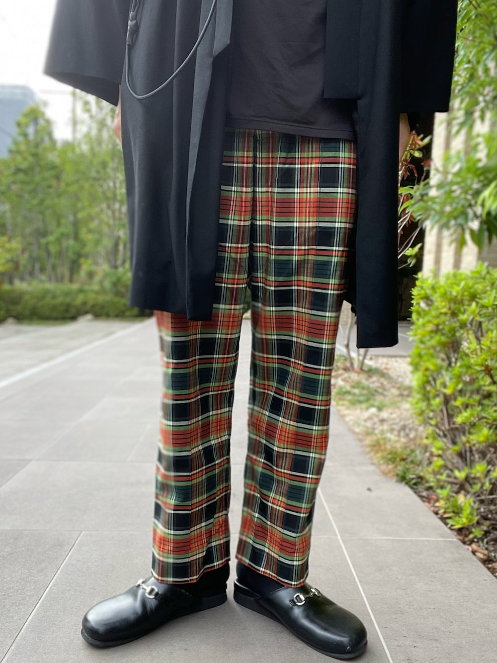 ブラック系のショルダーバッグ、ブラック系のノーカラージャケット、その他のパンツを着用したメンズの秋コーディネートの2枚目の写真