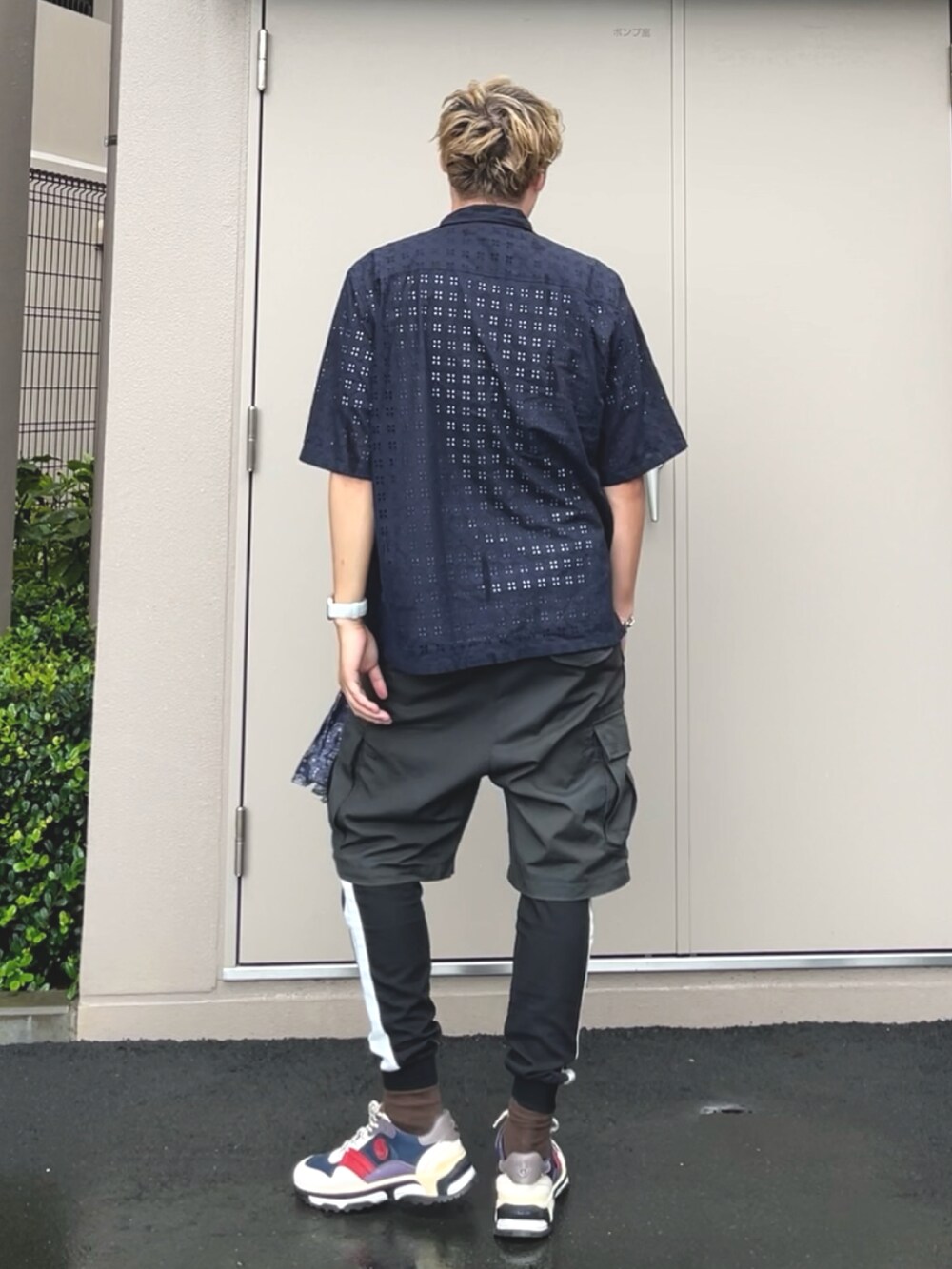 ホワイト系のTシャツ/カットソー、ブルー系のシャツ/ブラウス、ブラック系のカーゴパンツを着用したメンズの秋コーディネートの5枚目の写真