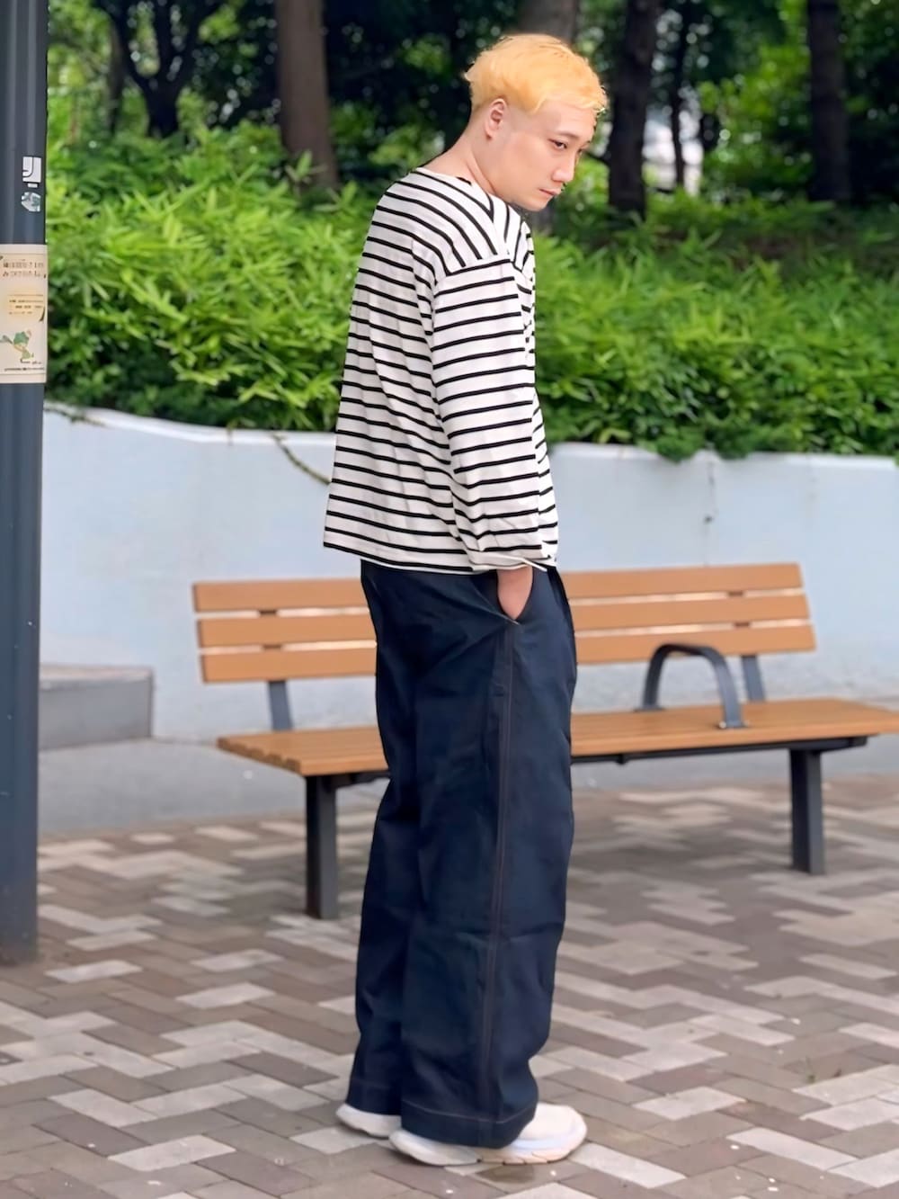 ホワイト系のTシャツ/カットソー、ブルー系のデニムパンツ、ベージュ系のスニーカーを着用したメンズの夏コーディネートの2枚目の写真