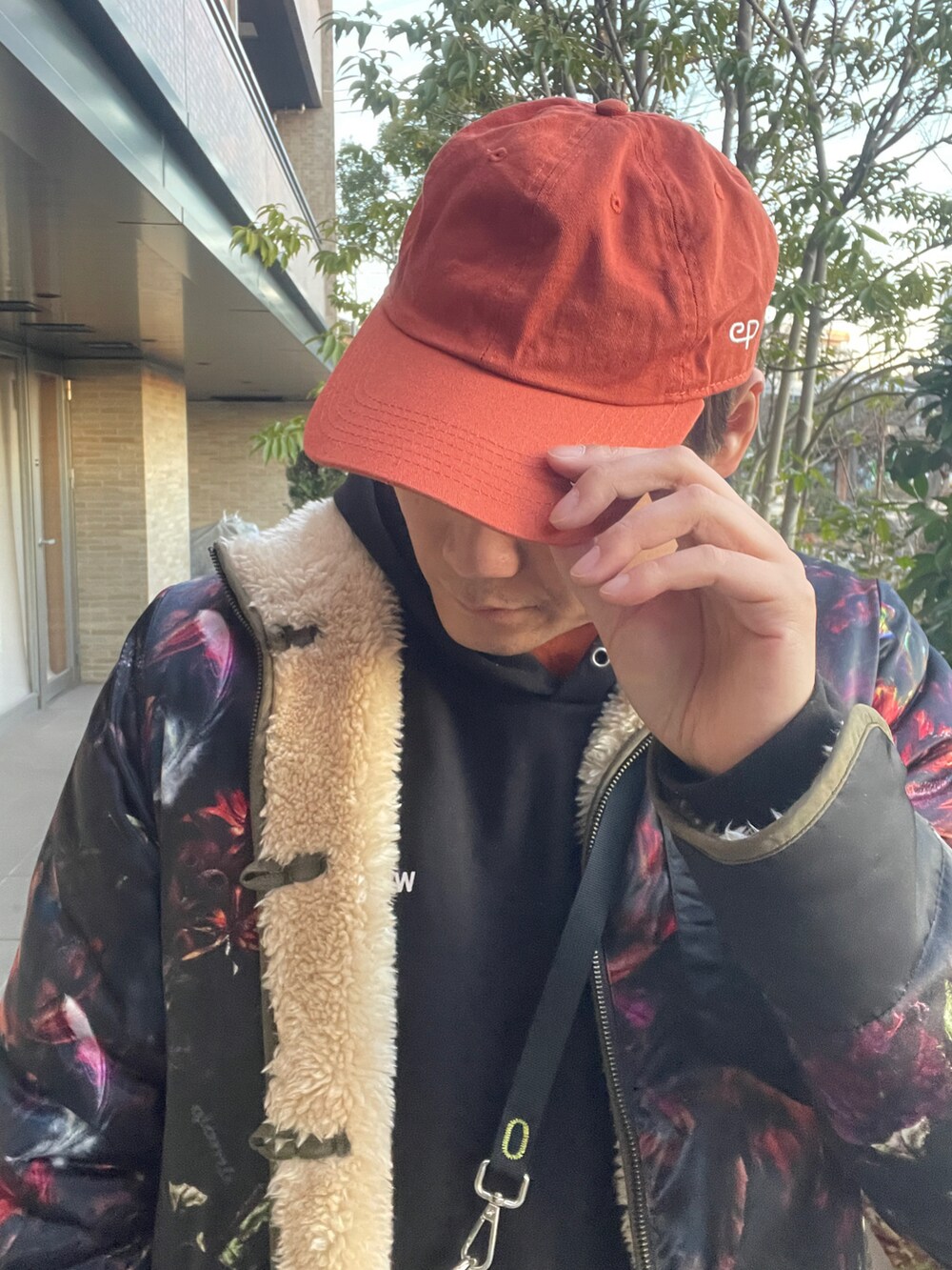 ベージュ系のその他アウター、グリーン系のショルダーバッグ、グリーン系のパンツを着用したメンズの冬コーディネートの5枚目の写真