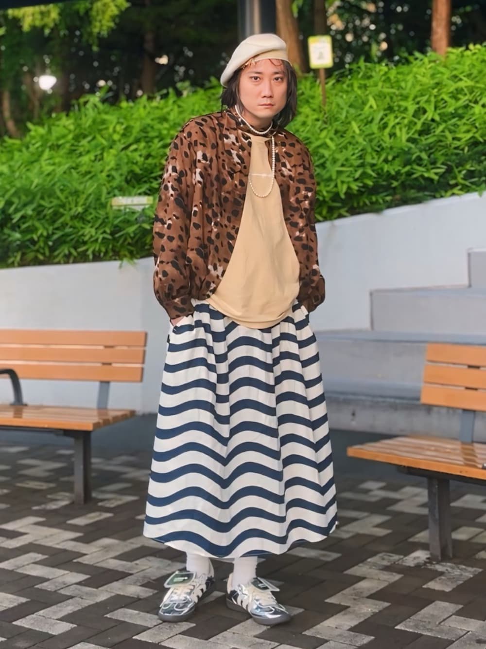 ベージュ系のシャツ/ブラウス、ベージュ系のTシャツ/カットソー、ブルー系のスカートを着用したメンズの夏コーディネートの2枚目の写真