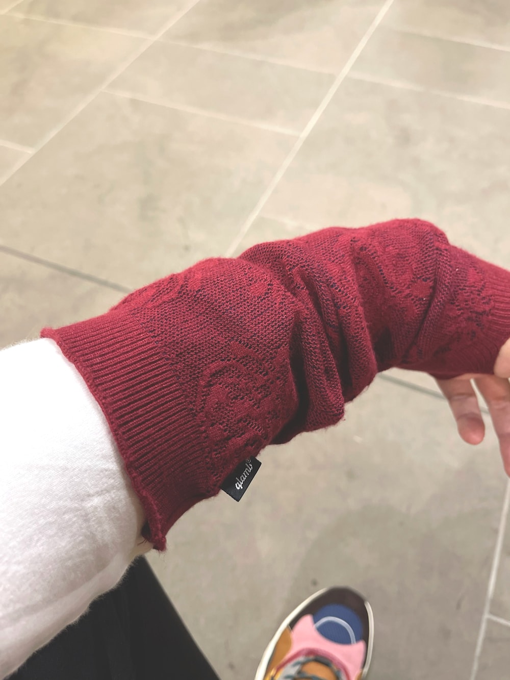 レッド系のシャツ/ブラウス、その他のネクタイ、ブラック系のその他パンツを着用したメンズの秋コーディネートの4枚目の写真