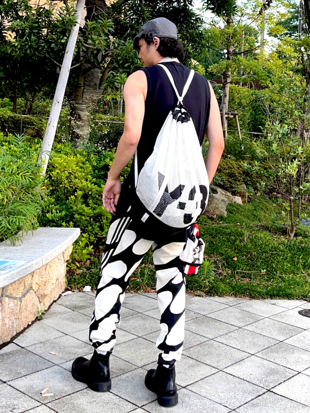 ホワイト系のタンクトップ、ホワイト系のネクタイ、レッド系のネクタイピンを着用したメンズの夏コーディネートの3枚目の写真