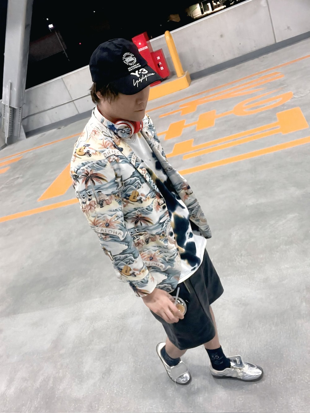 ブルー系のテーラードジャケット、ブルー系のTシャツ/カットソー、ブラック系のその他パンツを着用したメンズの春コーディネートの3枚目の写真