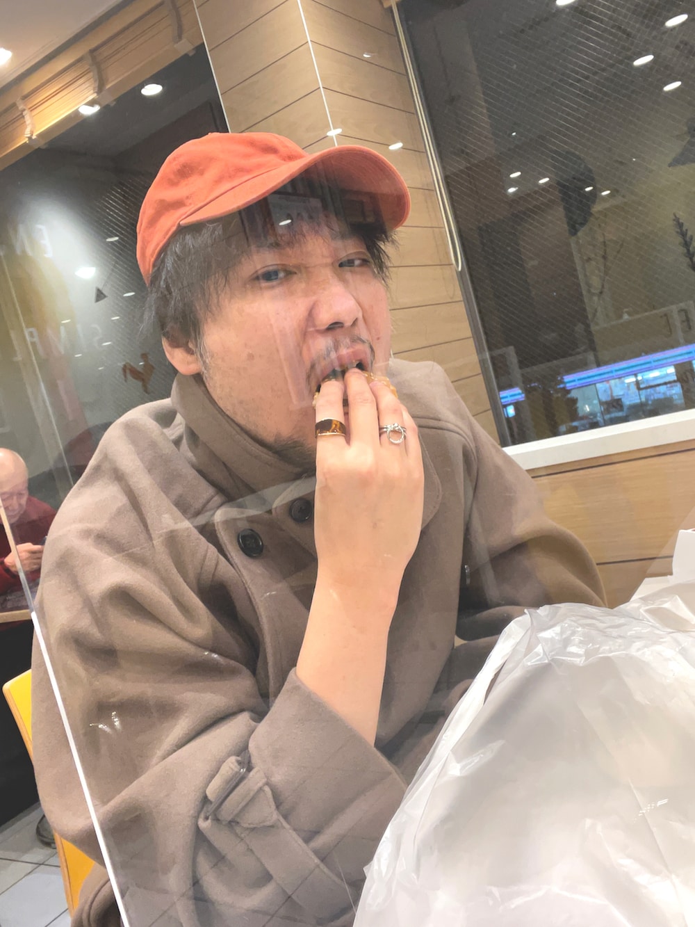 ベージュ系のトレンチコート、ブルー系のデニムパンツ、ブラック系のその他シューズを着用したメンズの秋コーディネートの5枚目の写真