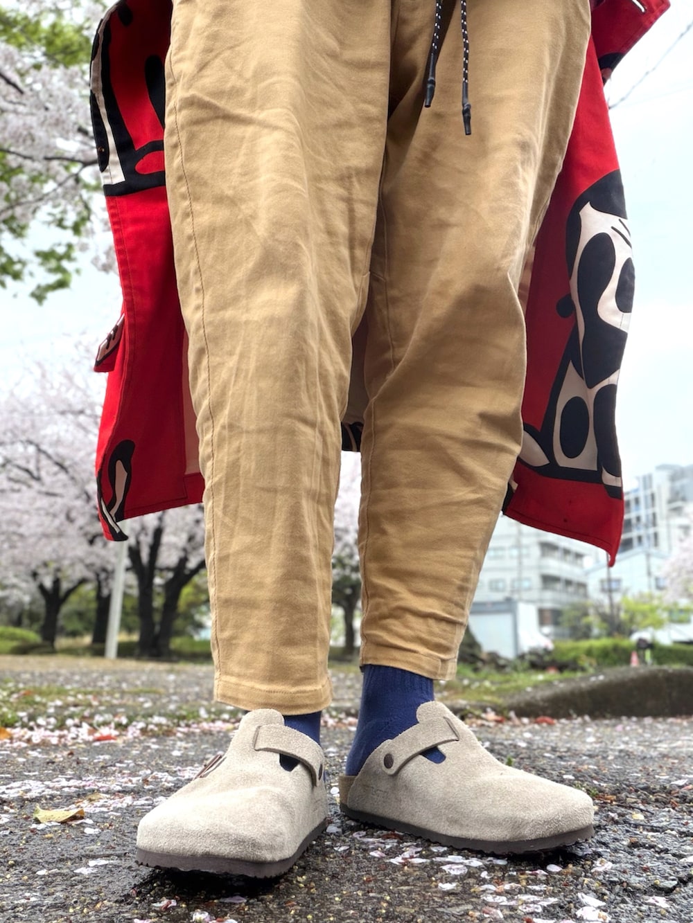 ベージュ系のサンダル、ベージュ系のチノパンツ、グリーン系のシャツ/ブラウスを着用したメンズの春コーディネートの4枚目の写真