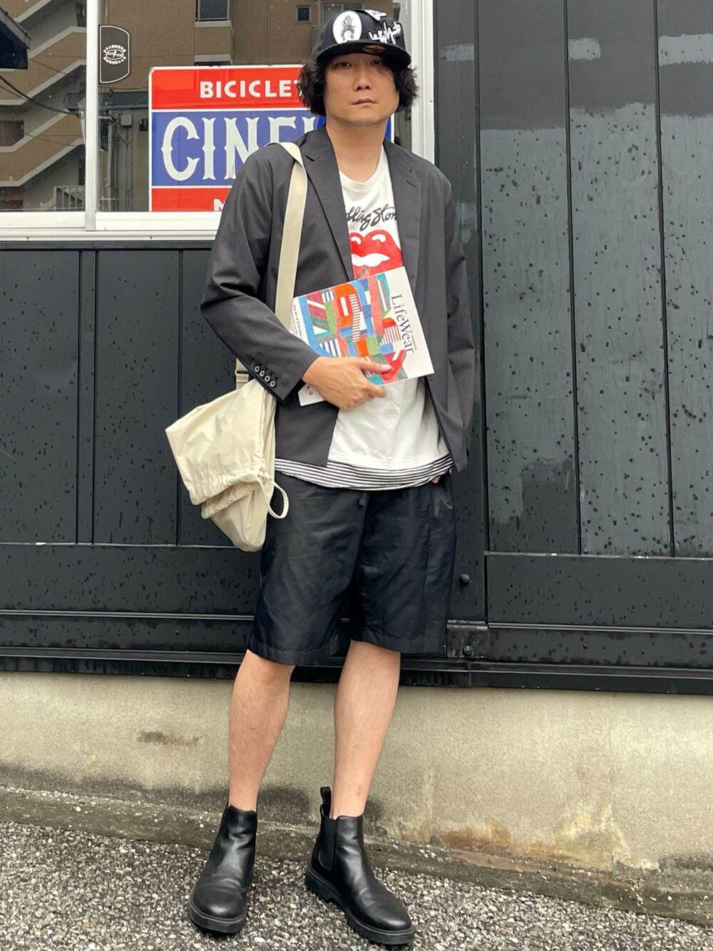 グレー系のセットアップ、ホワイト系のTシャツ/カットソー、ホワイト系のショルダーバッグを着用したメンズの夏コーディネートの4枚目の写真