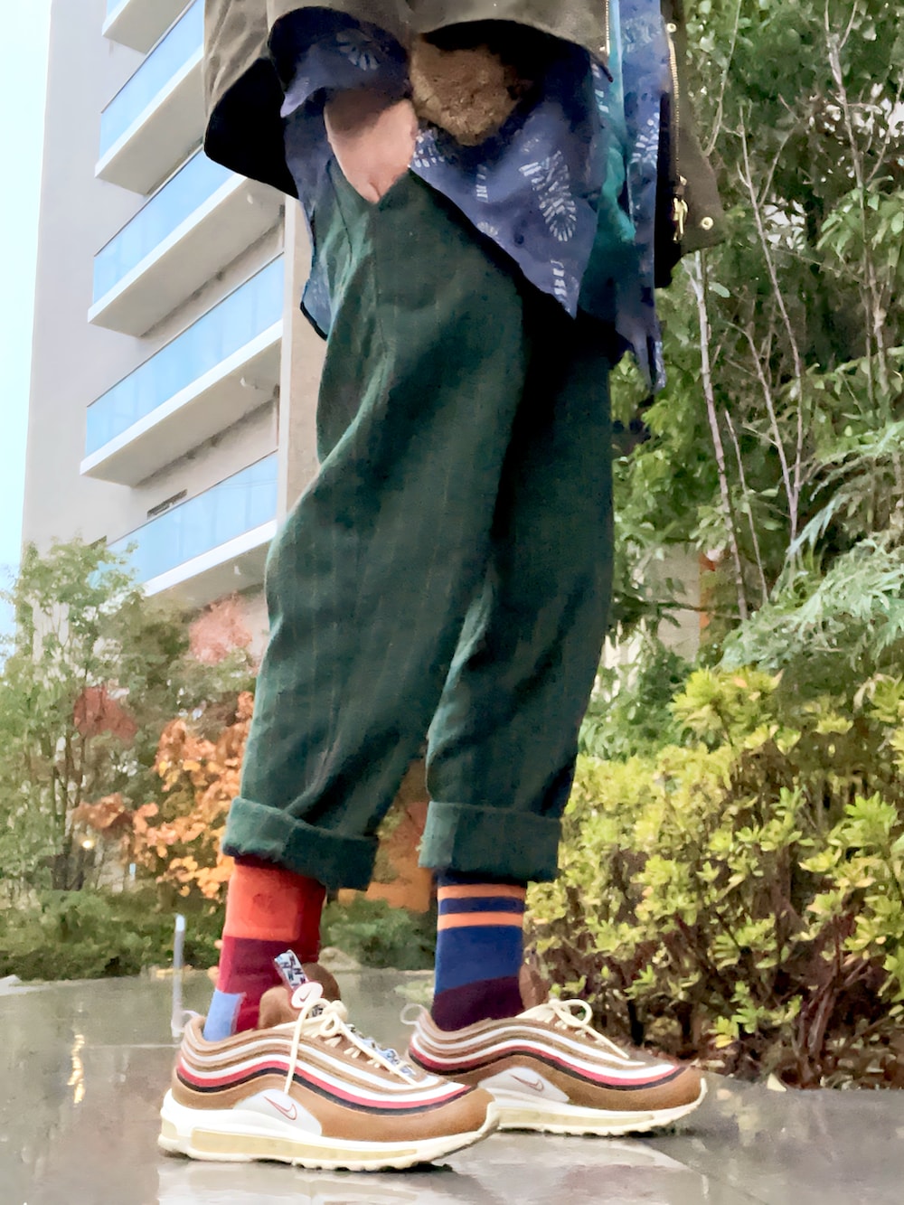 グリーン系のニット/セーター、ブルー系のシャツ/ブラウス、ブラウン系のベストを着用したメンズの冬コーディネートの4枚目の写真