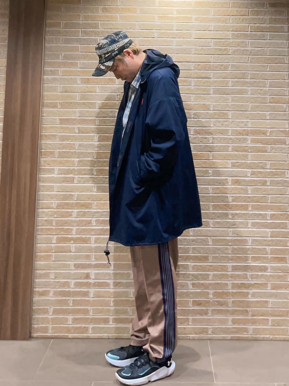 ブルー系のシャツ/ブラウス、ブルー系のモッズコート、その他のその他パンツを着用したメンズの秋コーディネートの2枚目の写真