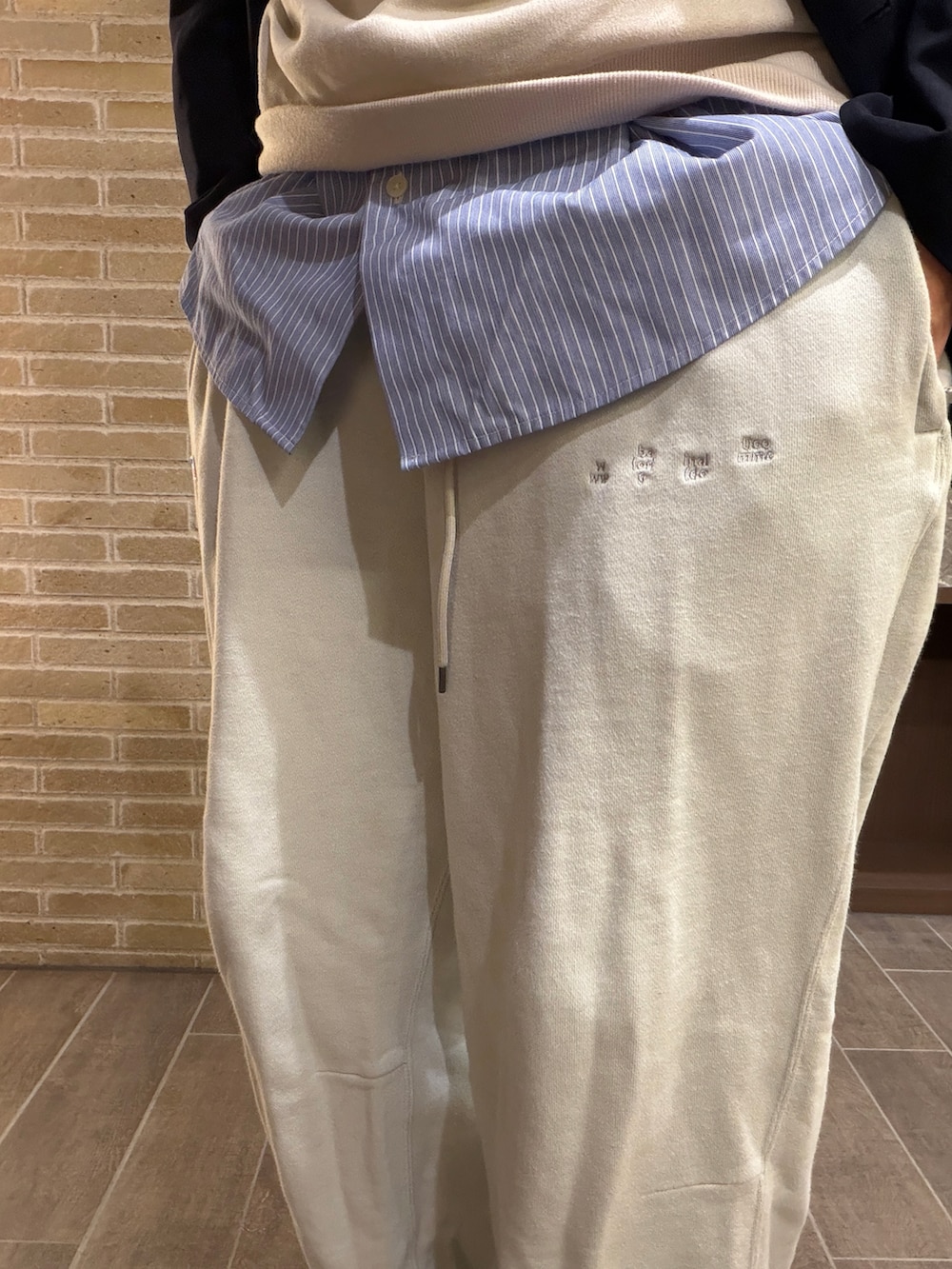 その他のスウェット、ホワイト系のスウェットパンツ、シルバー系のスニーカーを着用したメンズの春コーディネートの2枚目の写真