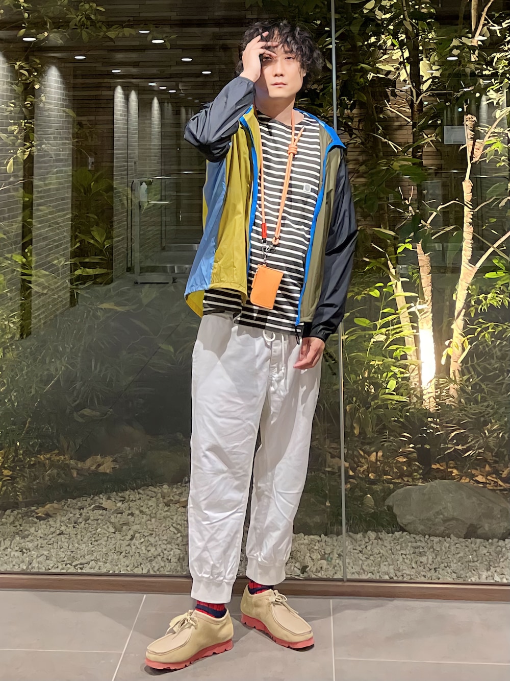 グリーン系のTシャツ/カットソー、その他のナイロンジャケット、ホワイト系のその他パンツを着用したメンズの夏コーディネートの2枚目の写真