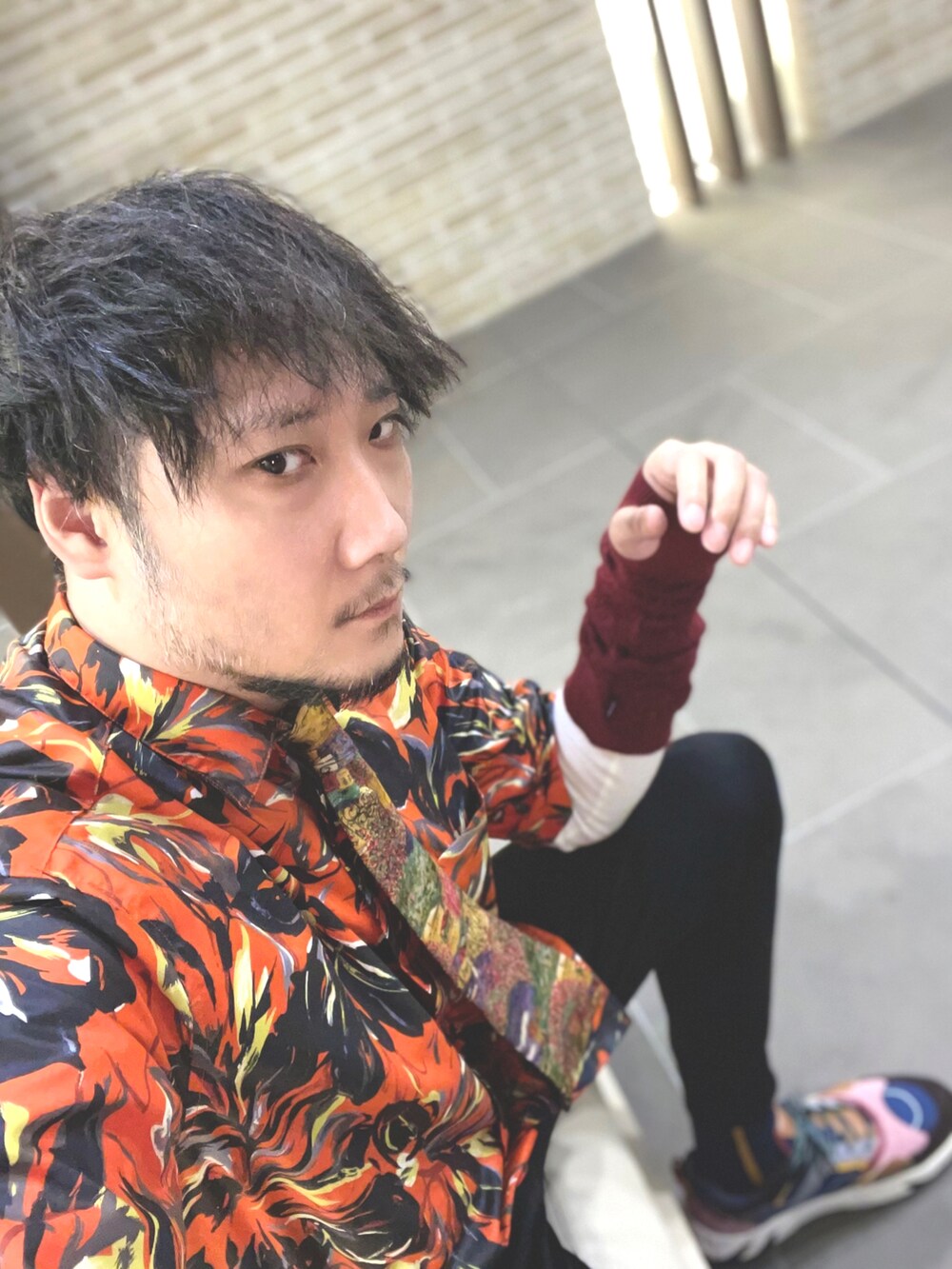 レッド系のシャツ/ブラウス、その他のネクタイ、ブラック系のその他パンツを着用したメンズの秋コーディネートの3枚目の写真