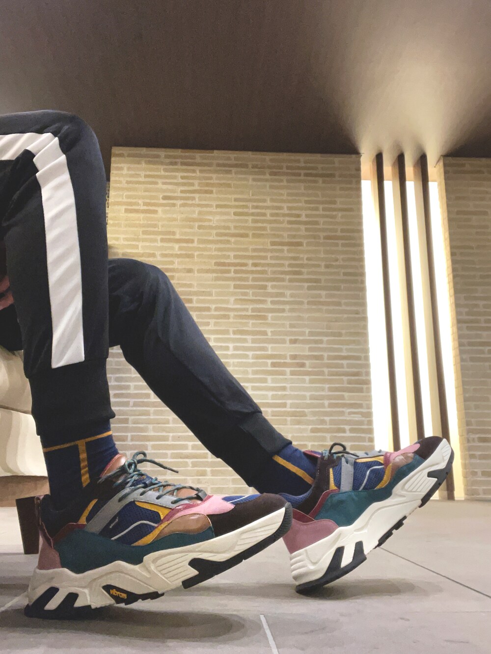 レッド系のシャツ/ブラウス、その他のネクタイ、ブラック系のその他パンツを着用したメンズの秋コーディネートの5枚目の写真