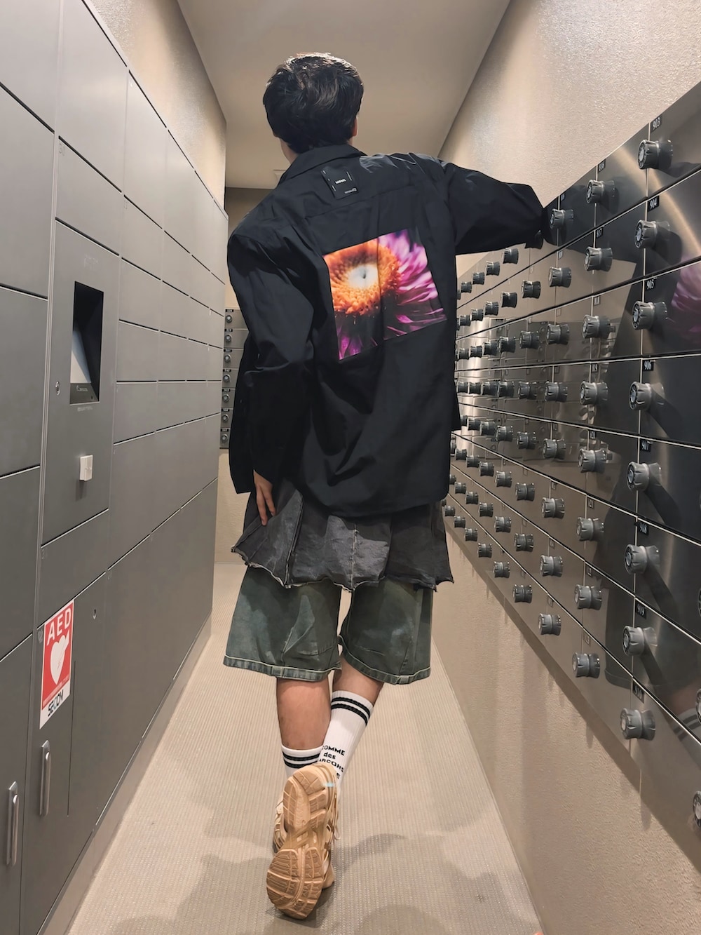 ブルー系のその他パンツ、ブラック系のシャツ/ブラウス、ホワイト系のTシャツ/カットソーを着用したメンズの秋コーディネートの2枚目の写真