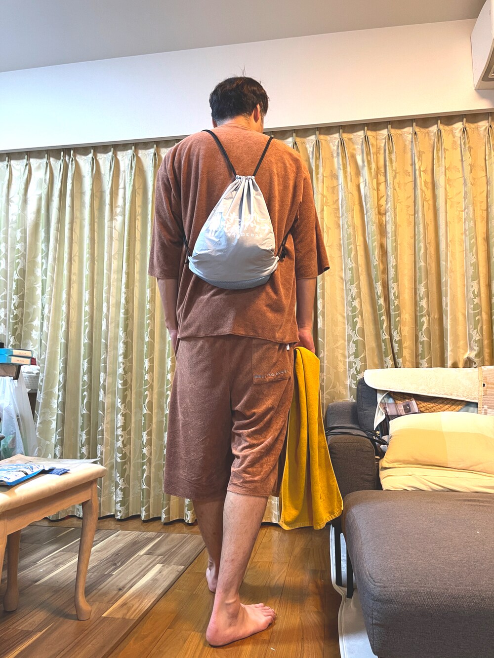 ブラウン系のルームウェア/パジャマ、その他のその他を着用したメンズの夏コーディネートの2枚目の写真