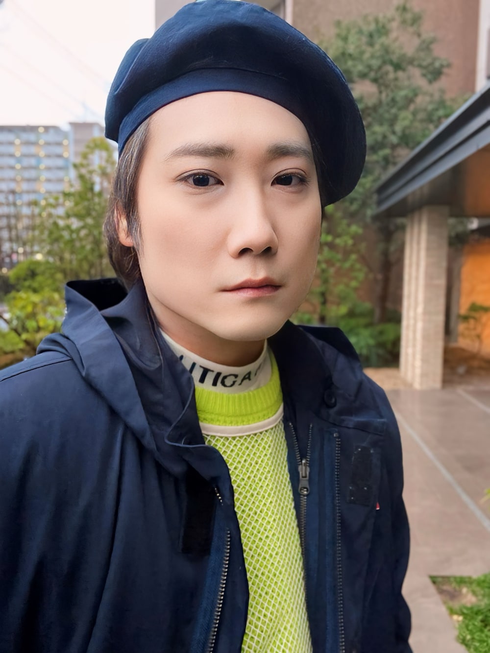 ベージュ系のTシャツ/カットソー、ベージュ系のTシャツ/カットソー、ブルー系のモッズコートを着用したメンズの冬コーディネートの2枚目の写真