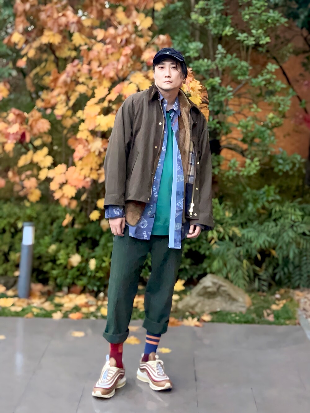 グリーン系のニット/セーター、ブルー系のシャツ/ブラウス、ブラウン系のベストを着用したメンズの冬コーディネートの2枚目の写真